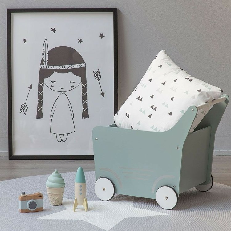 dekorácia detskej izby mätový koberec na stenu sivé hračky