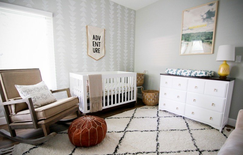 Detská izba-biela-detská-komoda-huňatý-koberec