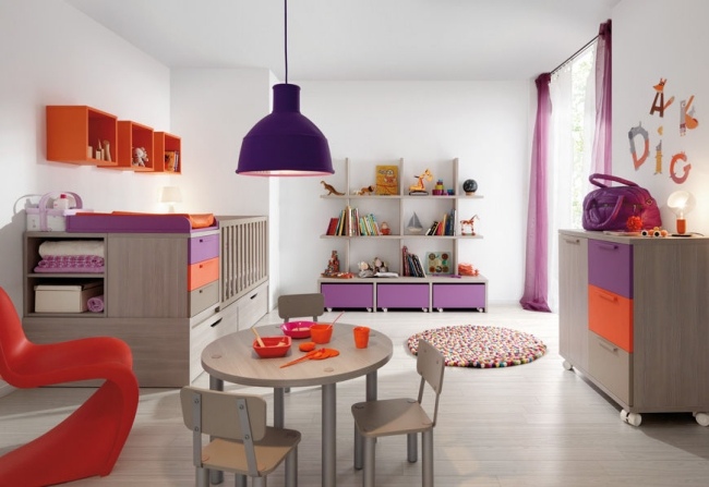 Detská izba Limba je kompletne farebná z dubového dreva purpurovej a oranžovej farby