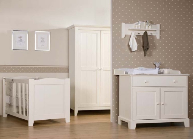 klasické zariadenie detskej izby biela béžová bodka nástenná dekorácia Childhome