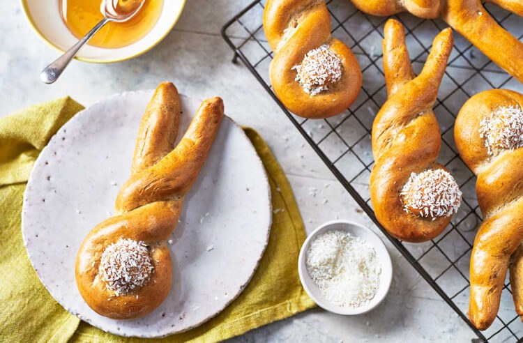 Tipy na darčeky na veľkonočné pečenie pre veľkonočných zajačikov vyrobené z kysnutého cesta