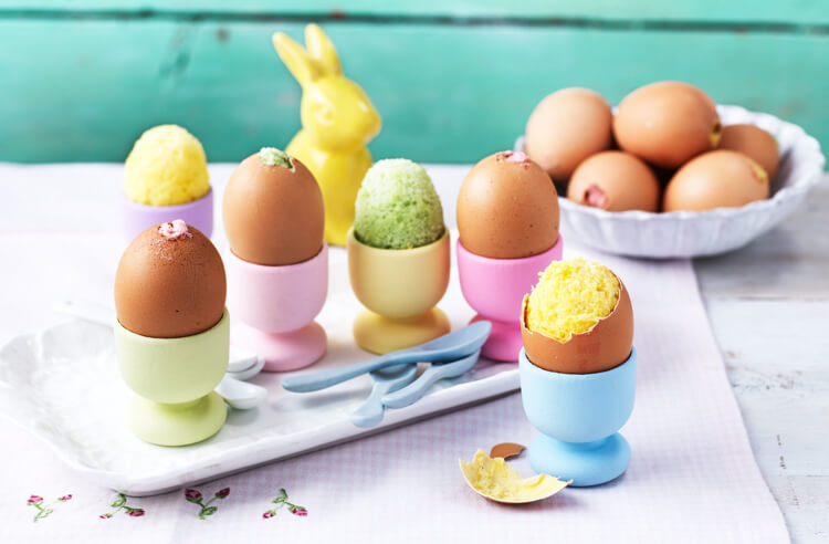 Veľkonočné nápady pre rodiny s deťmi pečú sušienky vo vaječných škrupinách