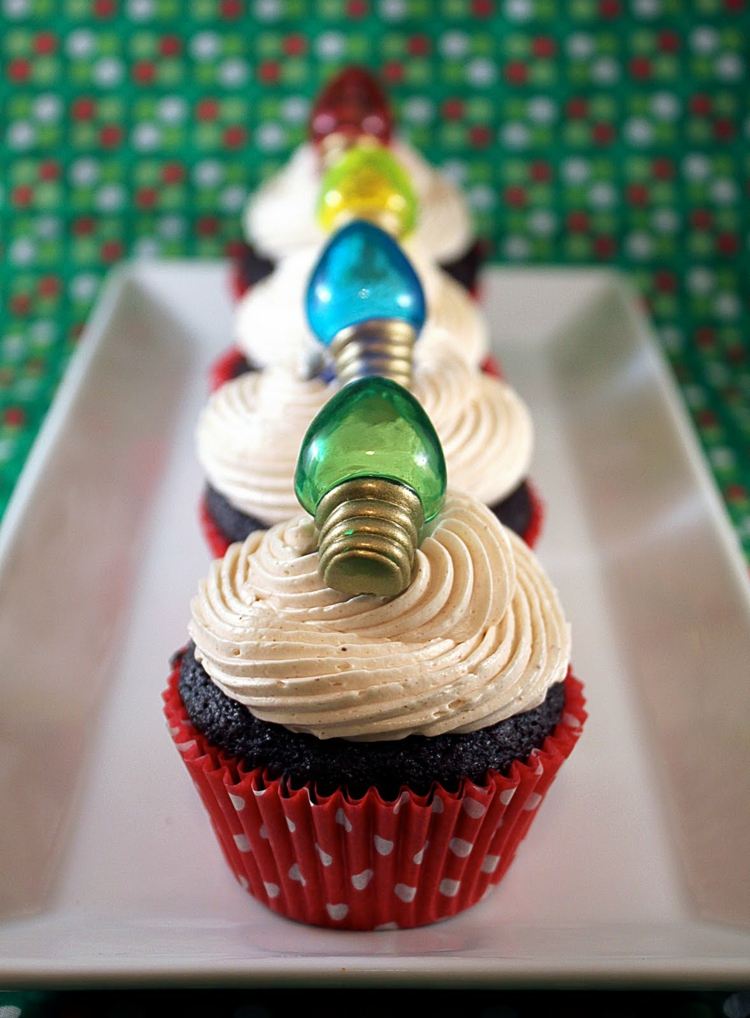 Kreatívne nápady na pečenie so žiarovkami ako ozdobou pečenie-vianoce-cupcakes-topping-žiarovka-farebné-rozprávkové svetlá