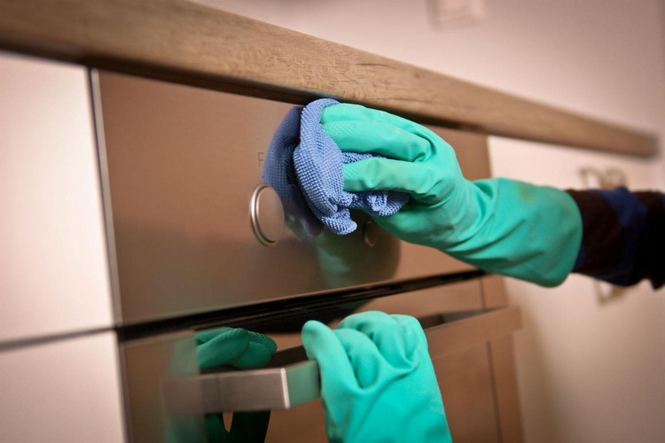 Rúru vyčistite zvonku aj zvnútra Rúra na čistenie-rukavice-mikrovlákno-handrička-čistenie-zvonku