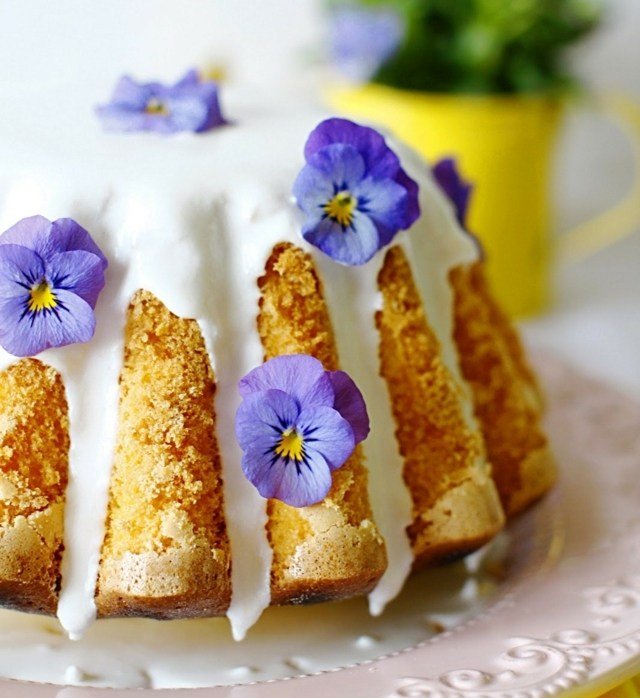 Veľkonočné recepty na varenie výborná ozdoba na koláč fialky biela čokoláda recepty na lahodný koláč citróny z bielej čokolády práškový cukor