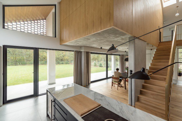 kuchynský ostrovček s mramorovou pracovnou doskou a dreveným modulom