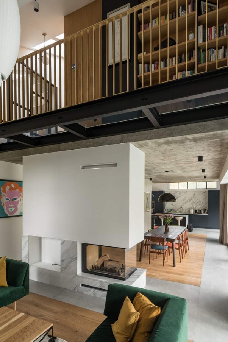 vstavaný krb pod drevenými zábradliami v interiéri