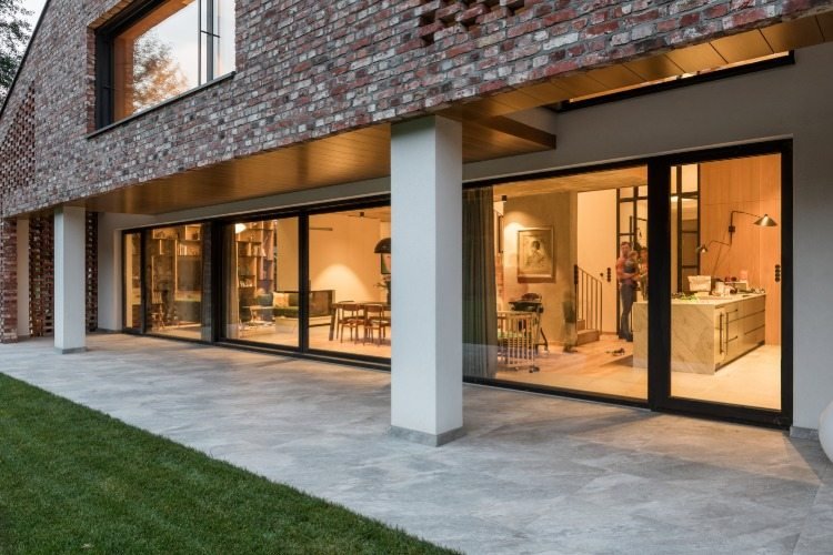 vnútorný dvor pohľad dovnútra moderný dizajn otvorený obývací priestor