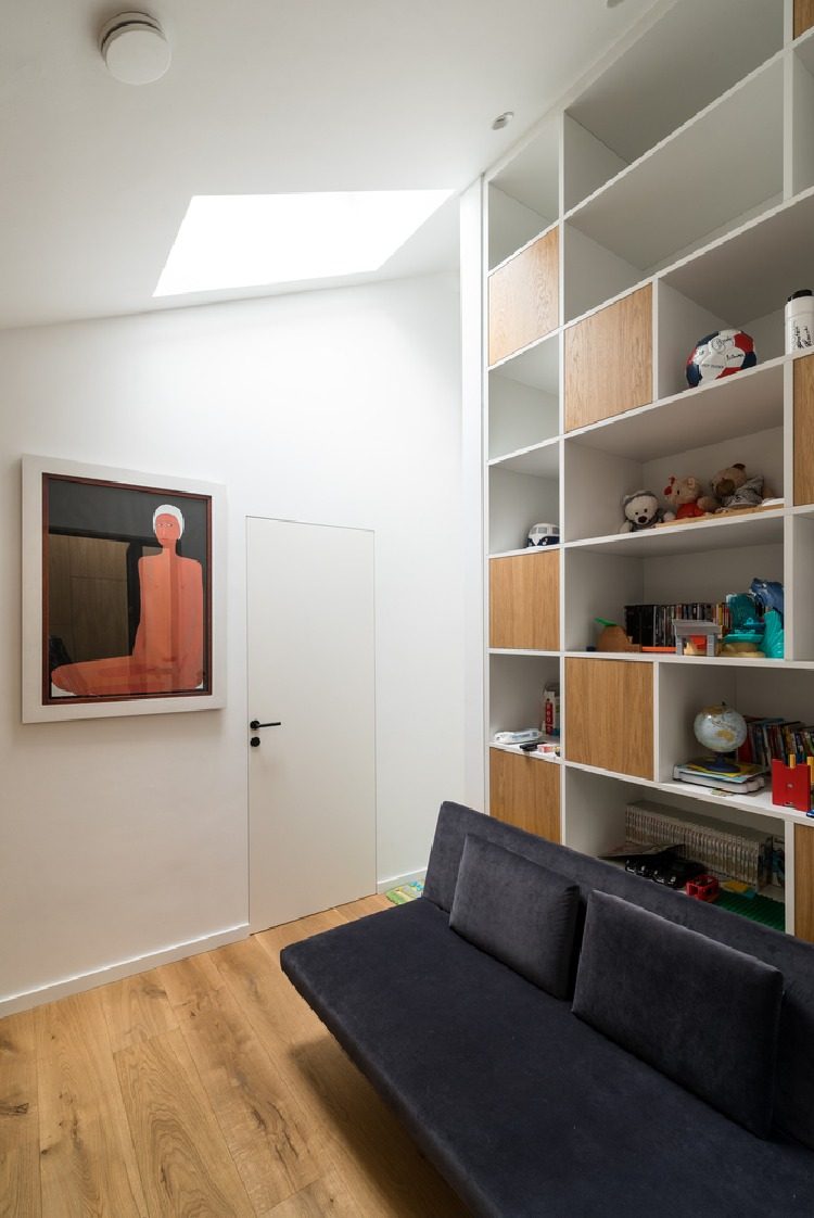 kompaktná detská izba s rozkladacou pohovkou a poličkou hranatých tvarov