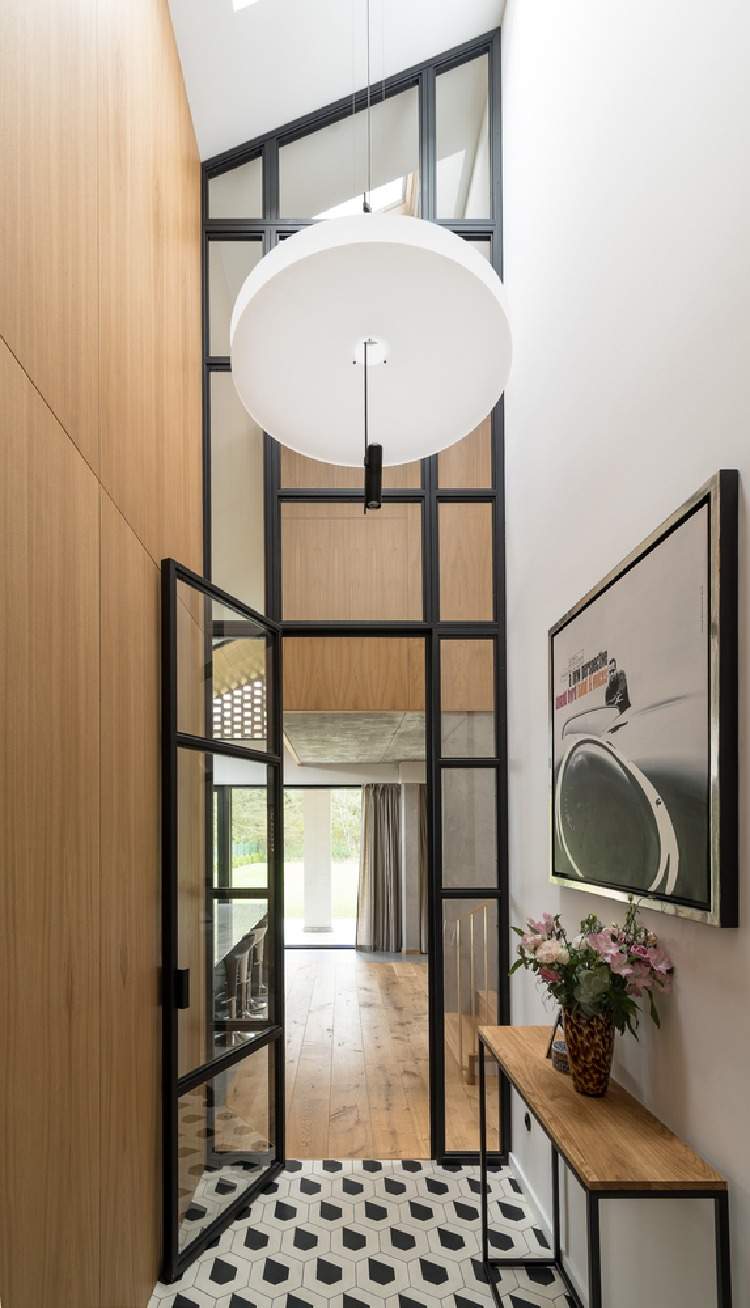 kontrastné farby ako čierna a biela v kombinácii s drevom na chodbe