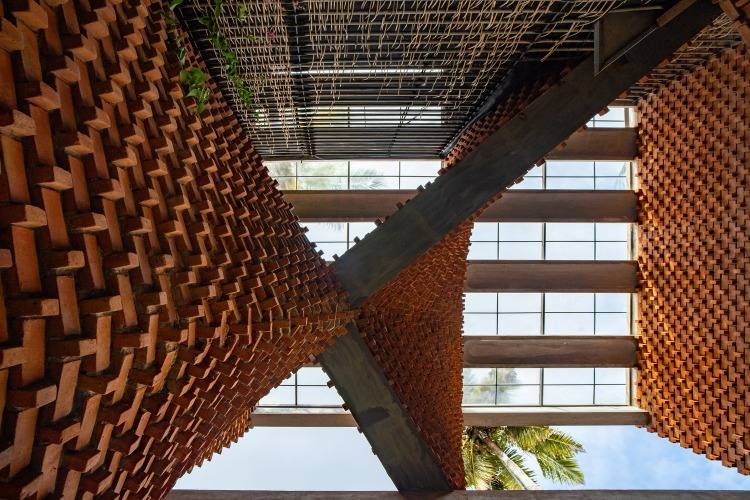 perspektíva zdola zobrazujúca nosnú konštrukciu s murivom a strechou s oknami