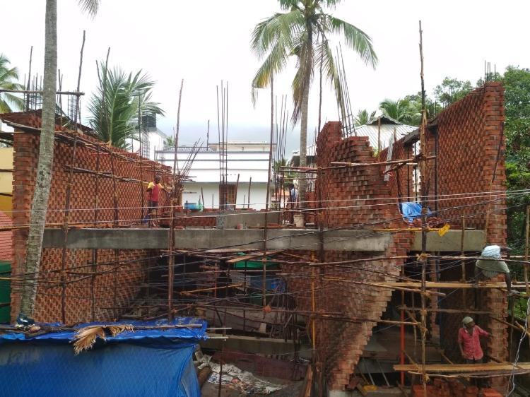 nedokončený dom postavený z tehál a betónu v Indii