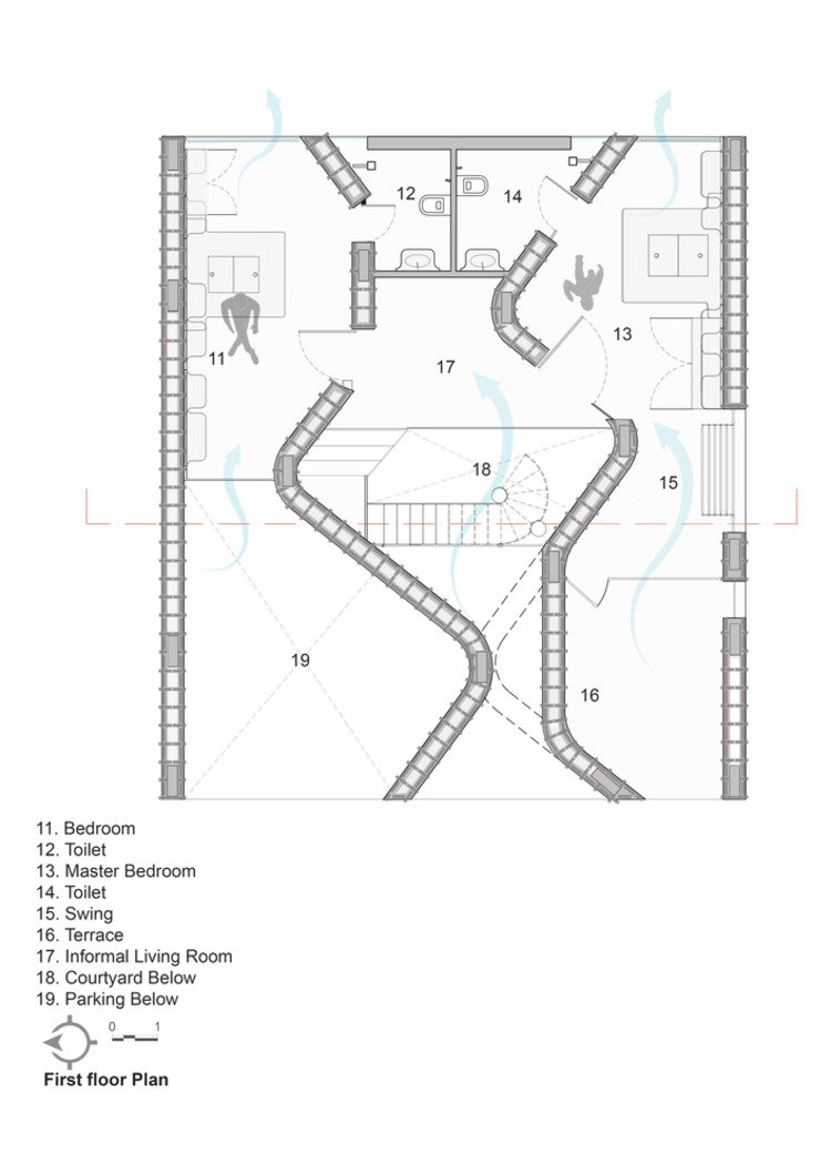 Prvé poschodie domu obsahuje spálňu a WC, obývaciu izbu a vnútorné nádvorie s hojdačkou