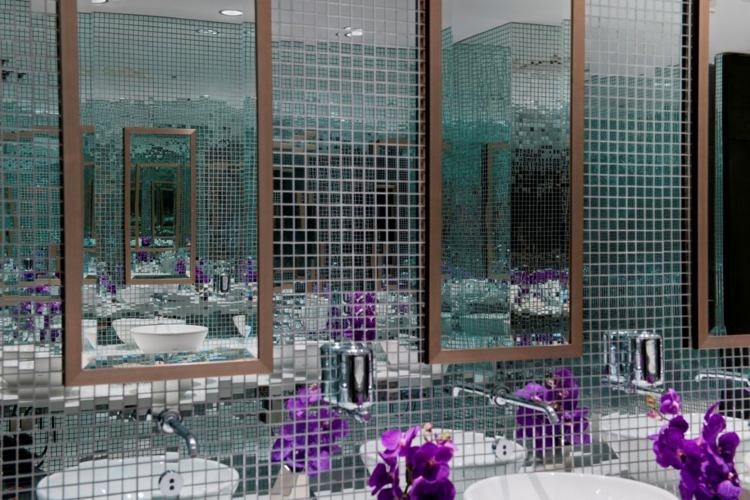 zrkadlová mozaiková dlažba originálny nápad na kúpeľňu