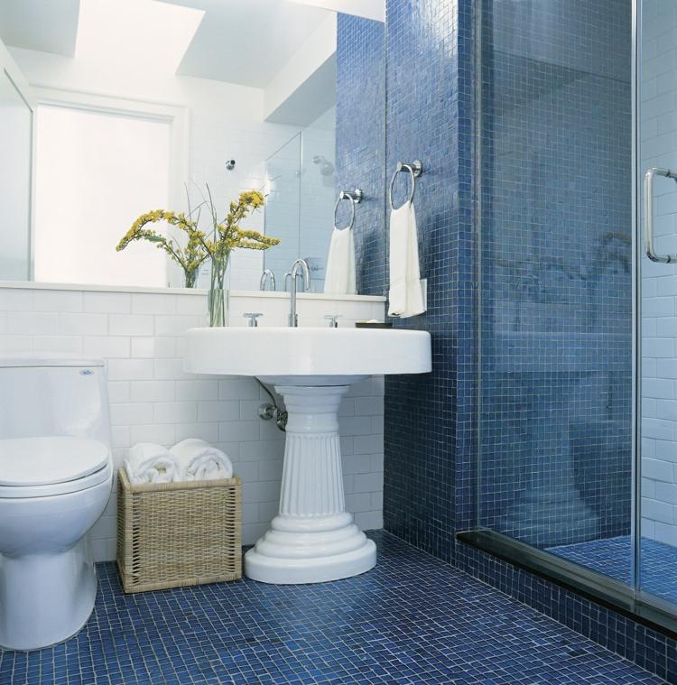 sprchový drez z mozaiky s modrými dlaždicami námorný