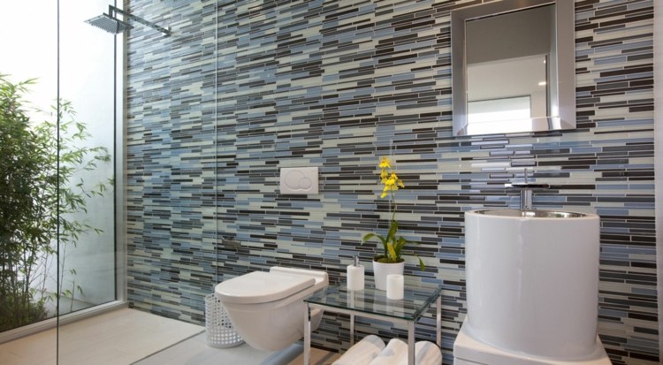 modrá sivá dlažba zvislá stena dizajn WC sprcha