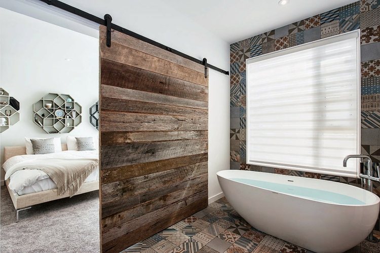 drevené dvere kúpeľňa posuvné dvere vaňa dlaždice vzor