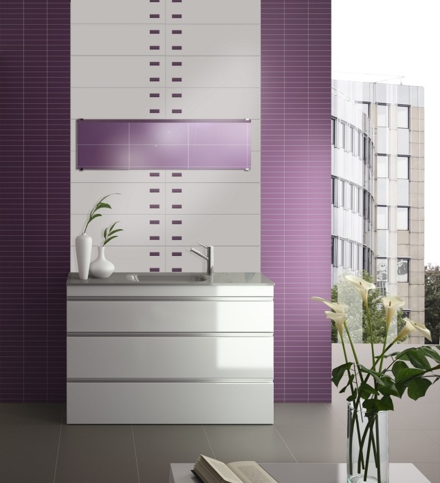 moderná-kúpeľňa-obklady-nápady-aztéka-biela-fialová