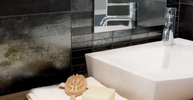 moderné-kúpeľňa-obklady-nápady-azteca-kov-optika-dlaždice-zrkadlo