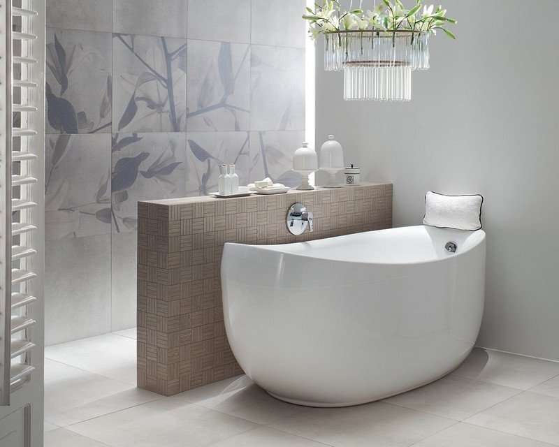 Kúpeľňa s dlažbou s kvetinovými motívmi na stene Vaňa-rám-voľne stojaca-vaňa-mozaika-obklady-kvety