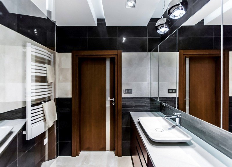 Moderná kúpeľňa s drevenými dverami a zrkadlom na stene Kúpeľňa-dizajn-nápady-drevo-žulové dlaždice-moderné