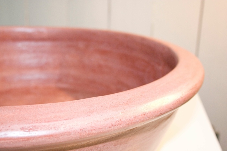 konzola umývadla lazferza dizajn kúpeľne v červenom tóne