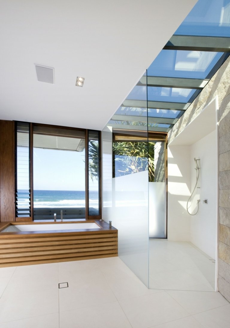 kúpeľňa so sprchovým svetlíkom sklenená vaňa drevené obloženie biela dlažba