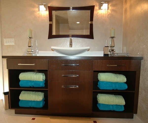 nástenné zrkadlo pod umývadlo z tmavého dreva