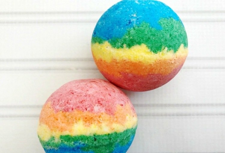 Vyrobte si farebné dúhové gule do kúpeľa s potravinárskym farbivom