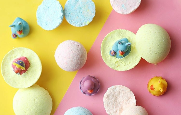 Vyrobte si guličky do kúpeľa pre deti s prekvapením - schovajte malé hračky