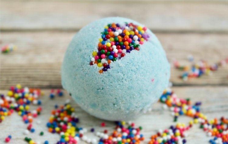 Ozdobte bomby do kúpeľa farebnými postrekmi pre ešte väčšiu zábavu pri kúpaní