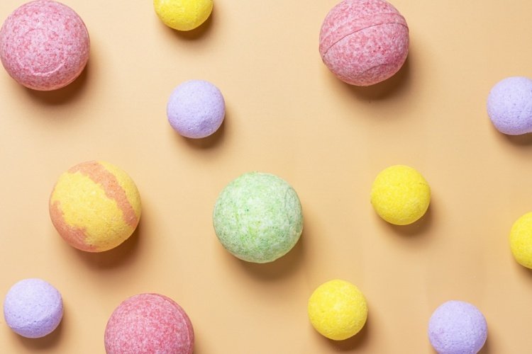 Vyrobte si guličky do kúpeľa pre deti bez kyseliny citrónovej s čerstvo vylisovanou citrónovou šťavou