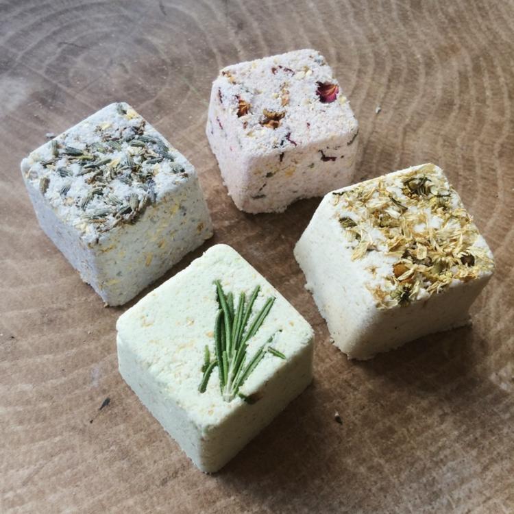 Kúpeľové gule-vyrobte si kocky-bylinky-levanduľa-rozmarín-lístky