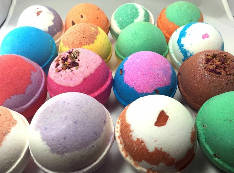 Vyrobte si sami guličky do kúpeľa ako farebnú-vonnú-kúpeľovú prísadu