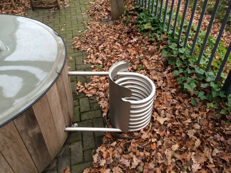 Drevená vírivka-praktické-nápad-pohodlie-záhrada-terasa-doplnok