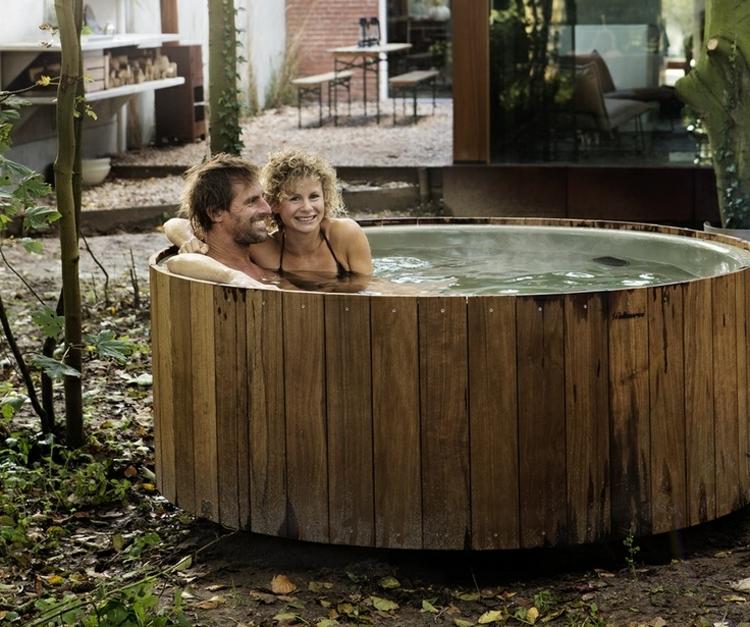 vírivka z drevenej vírivky v škandinávskom štýle