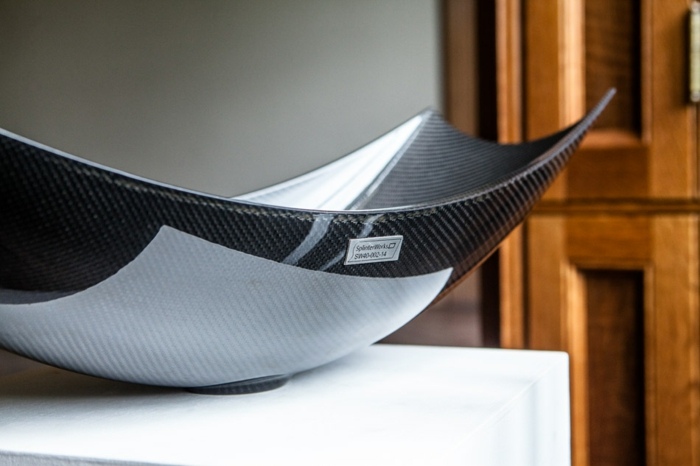 Umývadlo má jedinečný vzhľad vďaka lesklému karbónu drez dizajn karbónový kúpeľňový nábytok podstavec biely