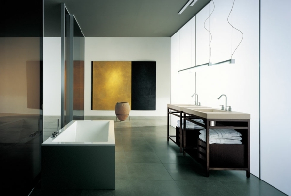 Minimalistická sivá dlažba v kúpeľni, drevený vzhľad, vaňové opláštenie Zrkadlová stena, sivá dlažba, keramická podlahová váza, dekor