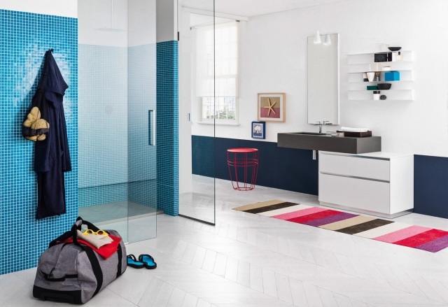 Zrkadlová skrinka-mozaiková dlažba-sprchovací kút-sklenená priečka