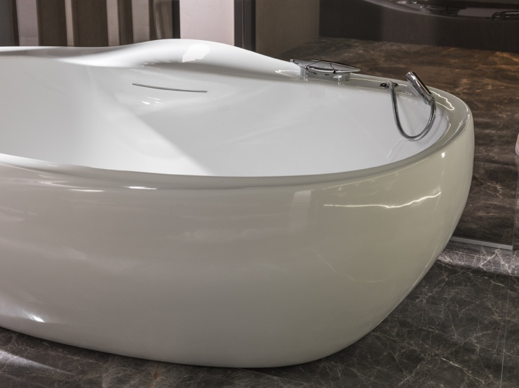 kúpeľňa-dizajn-zaha-hadid-voľne stojaca-vaňa-vaňa-faucet-chróm