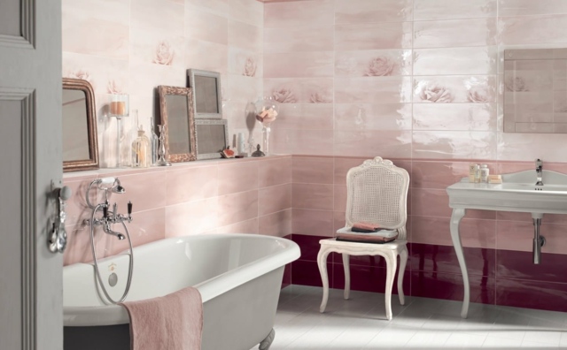 Klasická kúpeľňa-drevená stolička-rám obrazu-ružové farby