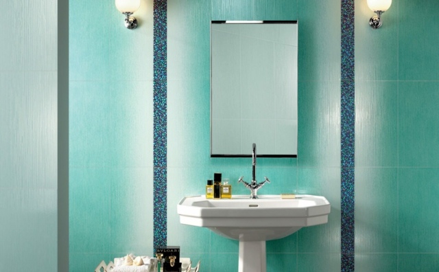 Obklady do kúpelne-svetlo-tyrkysovo-hranaté-umývadlo-v-bielom