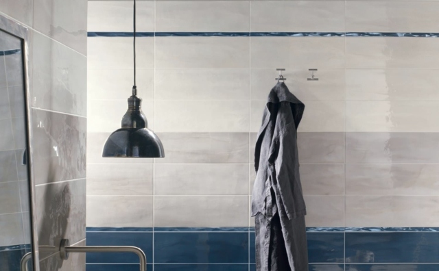 Kovový závesný svetelný župan-kúpeľňa-dlažba-veľký formát