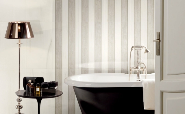 čierna-vaňa-vonku-klasická-sprchová-armatúra-stojací lampa-bočný stolík