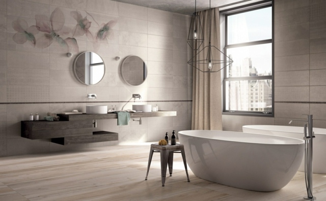 okrúhle-zrkadlo-svetlé-obklady-okenné-vane-v strede