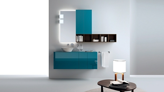 Sada kúpeľňového nábytku vyrobená zo sklenených dizajnových nápadov s farbami