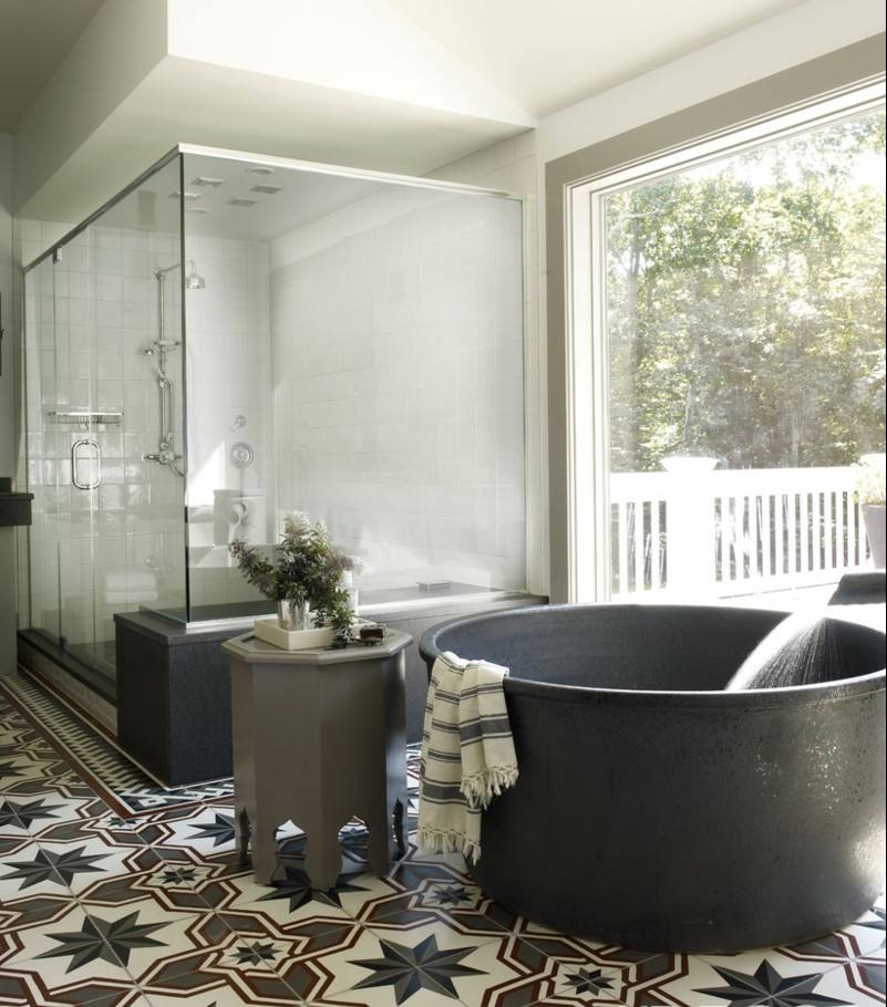 nápady na kúpeľňu vzor dlaždíc na podlahu nápad na okrúhlu vaňu čiernu