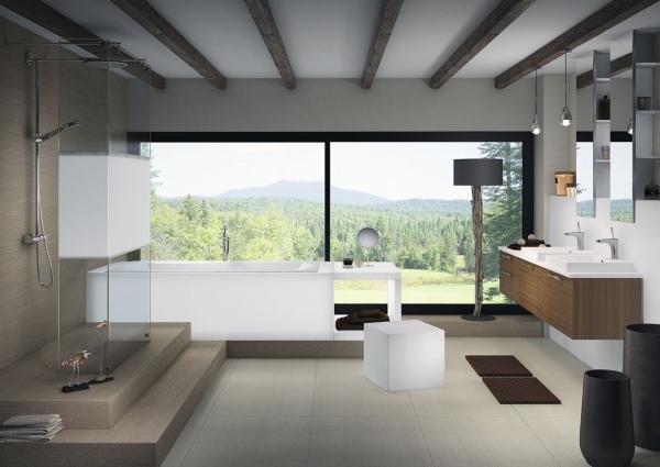 moderný dizajn kúpeľne svetlé drevo tmavé strešné trámy otvorené police moderná kúpeľňa svetlé drevo tmavé strešné trámy otvorené police