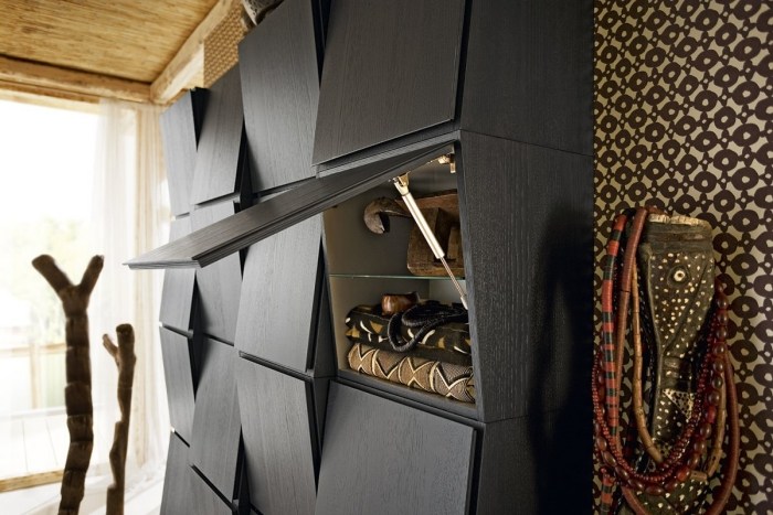 Nástenná skrinka z dreva vo futuristickom dizajnovom dizajne kúpeľňového nábytku Suede Kúpelňa-kolekcia-semiš-skriňa-futuristický-dizajn-čierna-drevo