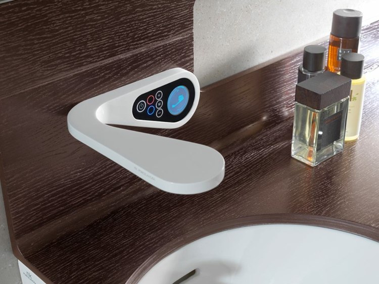 faucet-kúpeľňa-biela-dlažba-hnedá-vzhľad-dreva